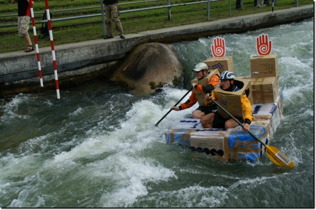 Pappboot-Rennen auf dem Augsburger Eiskanal