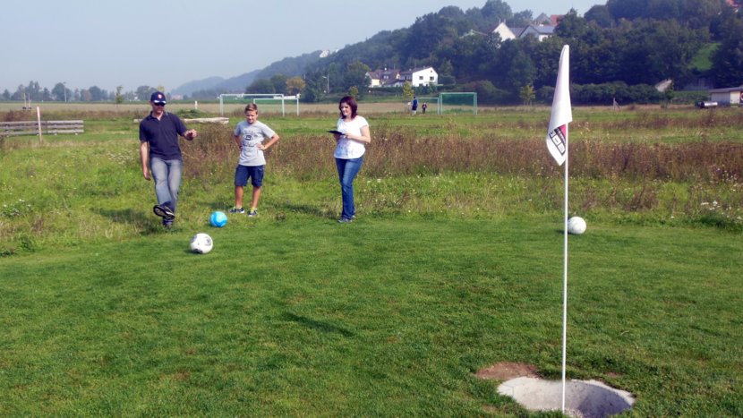 Sportlich und gekonnt wird von Walter der Ball getreten...