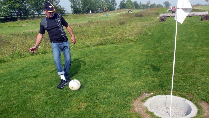 Selbst aus geringer Distanz drehte mancher Ball eine "Ehrenrunde", um dann vor dem Loch liegen zu bleiben!