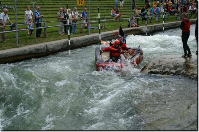 Pappboot-Rennen auf dem Augsburger Eiskanal