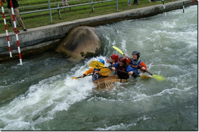 Pappboot-Rennen auf dem Augsburger Eiskanal