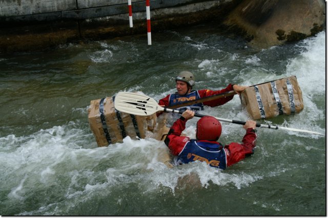 Pappboot-Rennen auf dem Augsburger Eiskanal