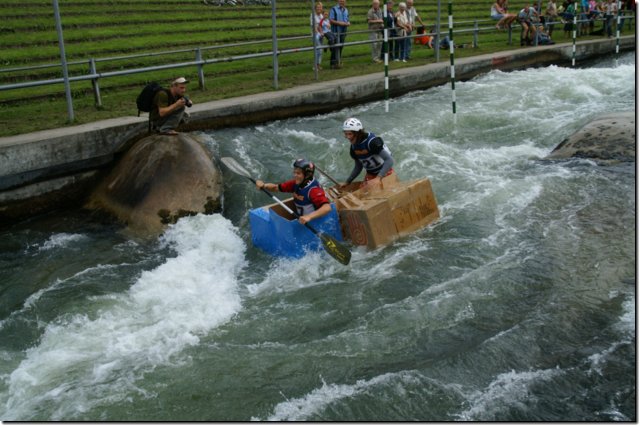 Pappboot-Rennen auf dem Augsburger Eiskanal