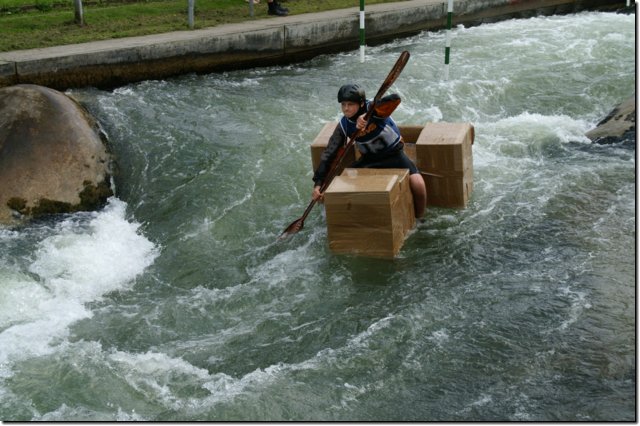 Pappboot-Rennen auf dem Augsburger Eiskanal