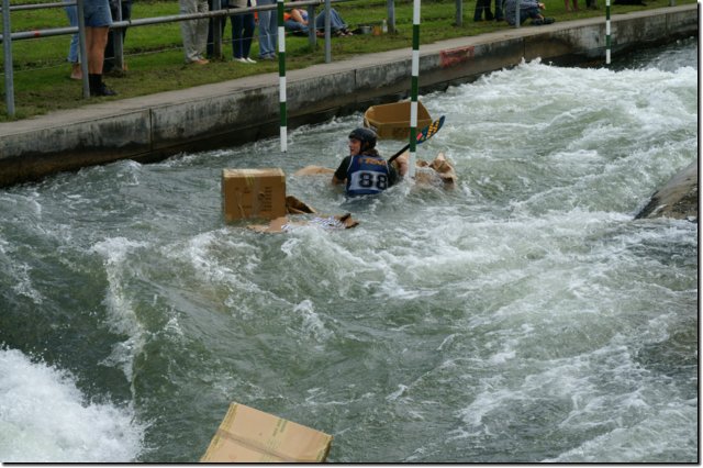 Pappboot-Rennen auf dem Augsburger Eiskanal