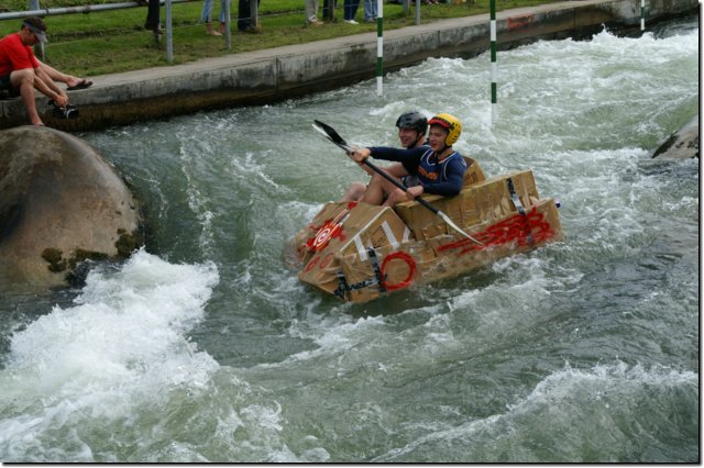 Pappboot-Rennen auf dem Augsburger Eiskanal