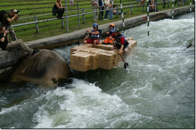 Pappboot-Rennen auf dem Augsburger Eiskanal