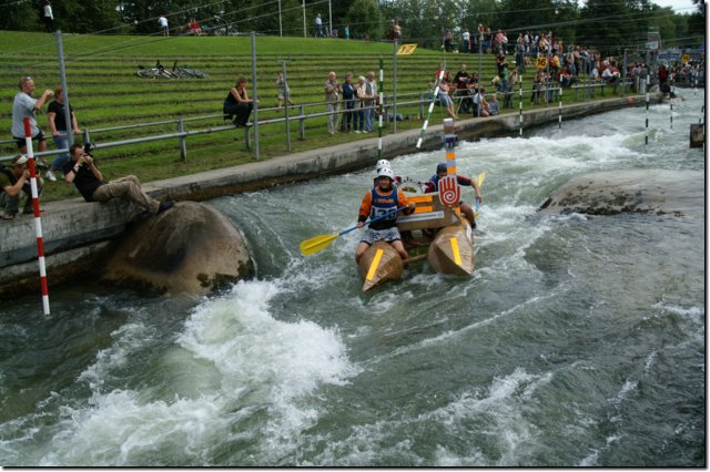 Pappboot-Rennen auf dem Augsburger Eiskanal