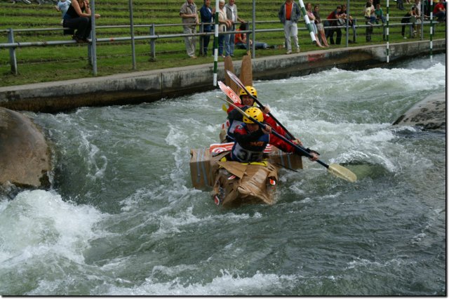 Pappboot-Rennen auf dem Augsburger Eiskanal