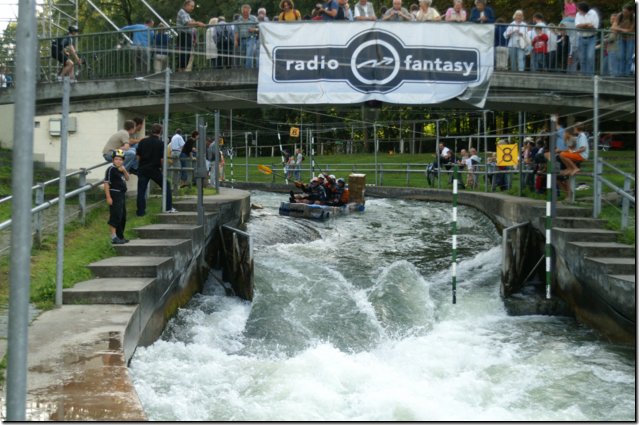 Pappboot-Rennen auf dem Augsburger Eiskanal