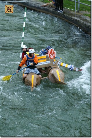 Pappboot-Rennen auf dem Augsburger Eiskanal