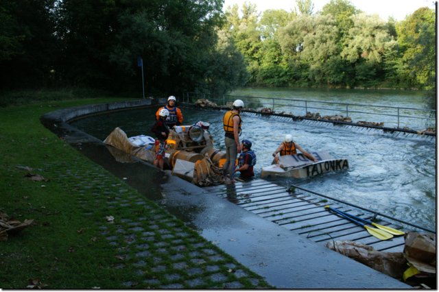 Pappboot-Rennen auf dem Augsburger Eiskanal