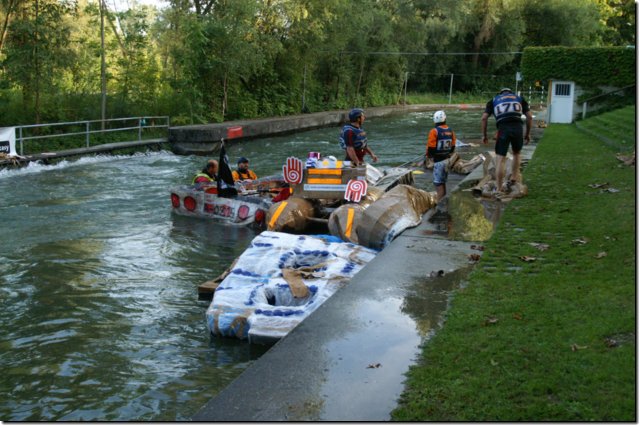 Pappboot-Rennen auf dem Augsburger Eiskanal