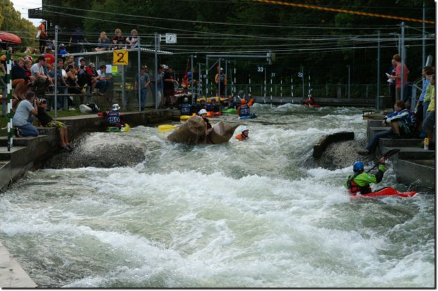 Pappboot-Rennen auf dem Augsburger Eiskanal