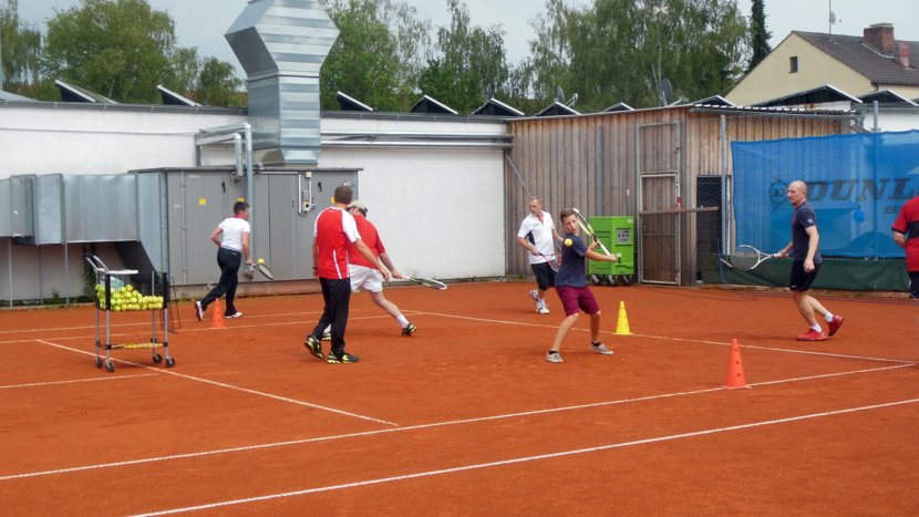 Aktion auf dem Tennisplatz > Cardio-Training mit Willi