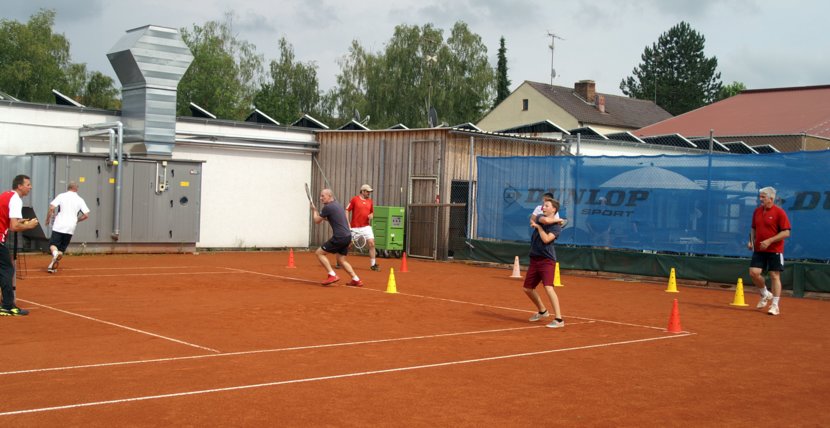 Aktion auf dem Tennisplatz > Cardio-Training mit Willi