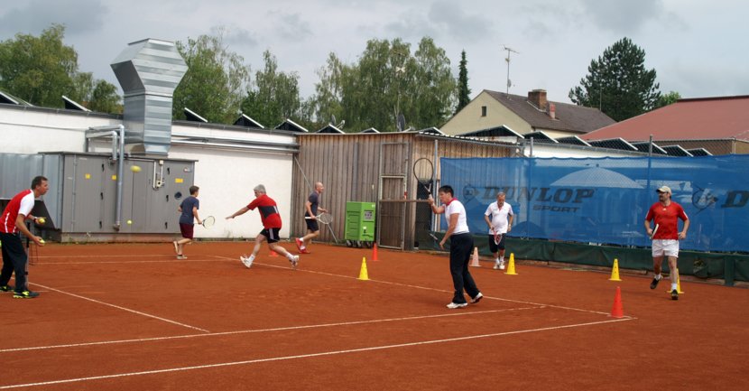 Aktion auf dem Tennisplatz > Cardio-Training mit Willi